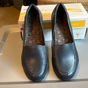 New w/o tags Navy Orthaheel Flats Size 10